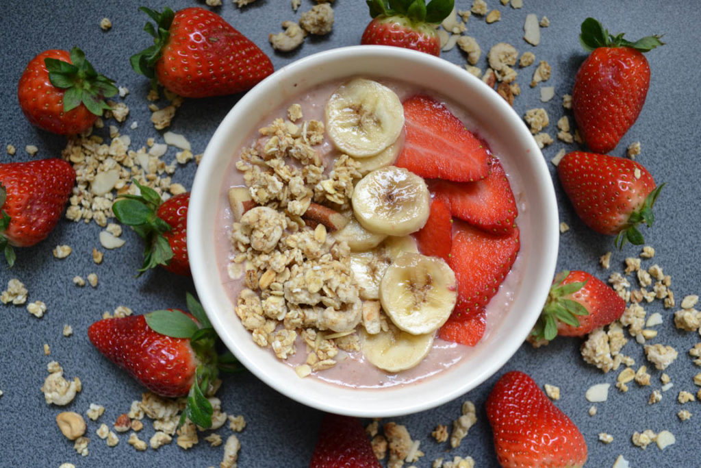 SMOOTHIE BOWL CON FRESAS PARA EL DESAYUNO Simple Blending