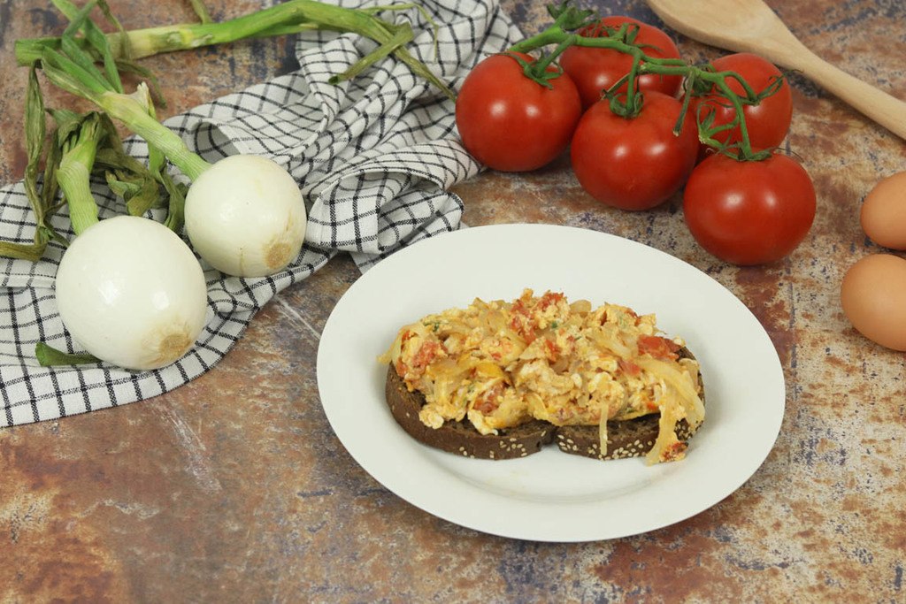 Tosta De Huevos Revueltos Con Tomate Y Cebolla Simple Blending